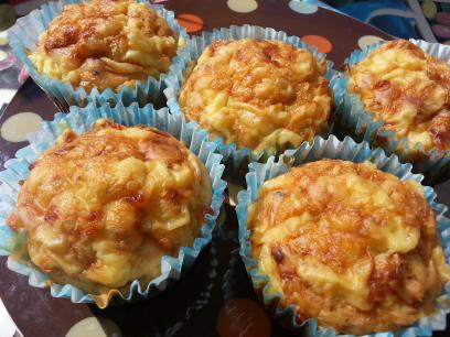 Muffins de queso, tomates secos y albahaca