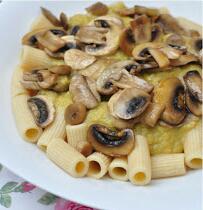 Macarrones integrales con salsa de puerros y champiñones