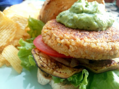 Hamburguesas de quinoa, garbanzos y soja texturizada