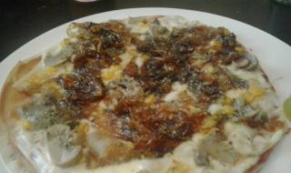 Pizza barbacoa con cebolla caramelizada