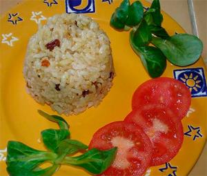 Arroz con frutos secos y tomate fresco