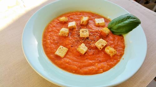 Crema de tomate con tofu y picatostes