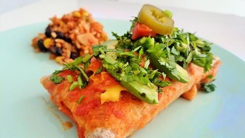 Enchiladas rellenas de arroz, maíz y judías negras con salsa roja