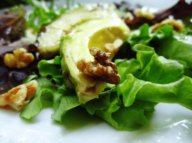 Ensalada de aguacate y lechuga