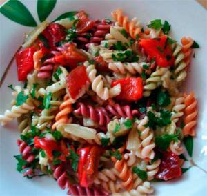 Ensalada de pasta con berenjenas y pimientos asados