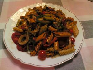 Pasta con verduras fritas y salsa de arroz