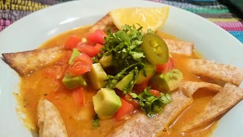 Sopa de tortilla mexicana vegana