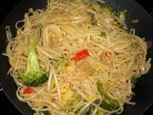 Wok de tallarines con verduras